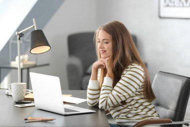 ev ofisinde çalışan güzel bir genç kadın