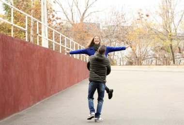 Sıcak giysiler içinde güzel Çift