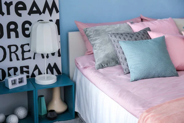 Elegan interior kamar dengan tempat tidur yang nyaman — Stok Foto