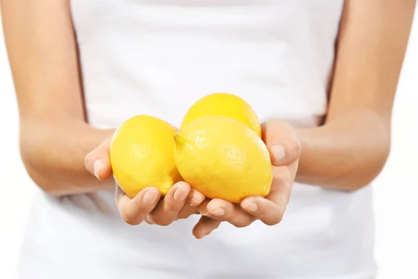 Fiatal nő érett citrom, közelkép — Stock Fotó