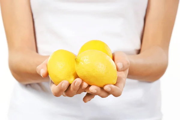 Jeune femme aux citrons mûrs, gros plan — Photo