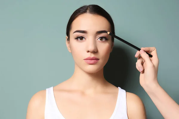 Mujer sometida a procedimiento de corrección de cejas — Foto de Stock