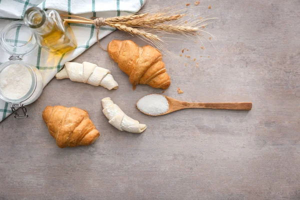 Komposisi dengan croissant mentah dan dipanggang — Stok Foto