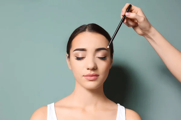 Woman undergoing eyebrow correction procedure — Stock Photo, Image