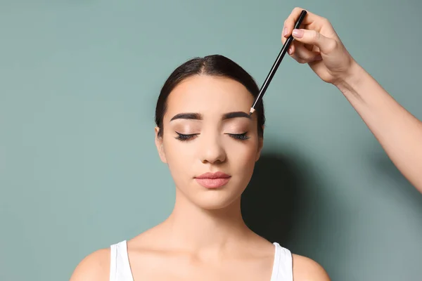 Mujer sometida a procedimiento de corrección de cejas — Foto de Stock