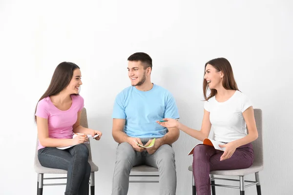 Los jóvenes pasan tiempo juntos en interiores. Concepto de unidad — Foto de Stock