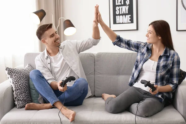 Paar spielt Videospiele — Stockfoto