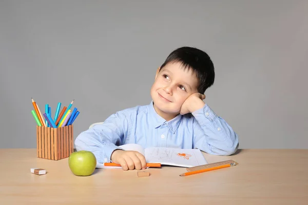 Pequeño chico haciendo la tarea — Foto de Stock