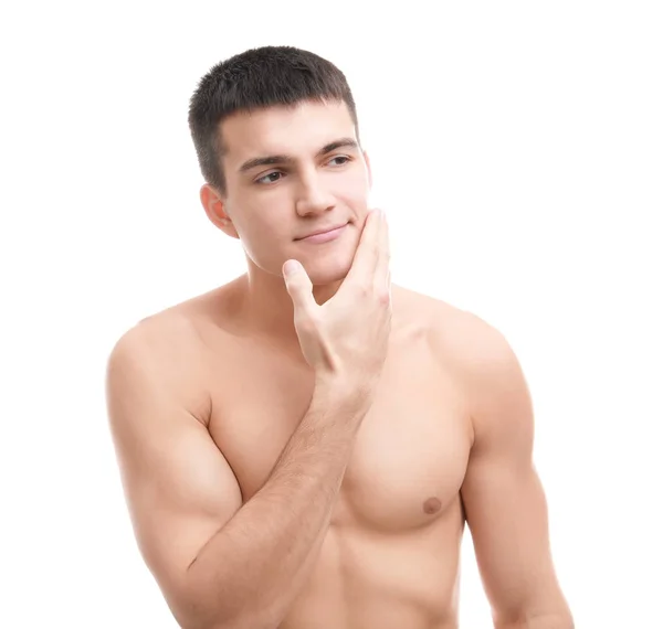 Hombre joven guapo con la piel suave después de afeitarse sobre fondo blanco — Foto de Stock