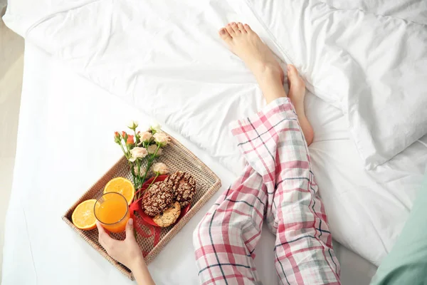 Mujer joven desayunando en la cama —  Fotos de Stock