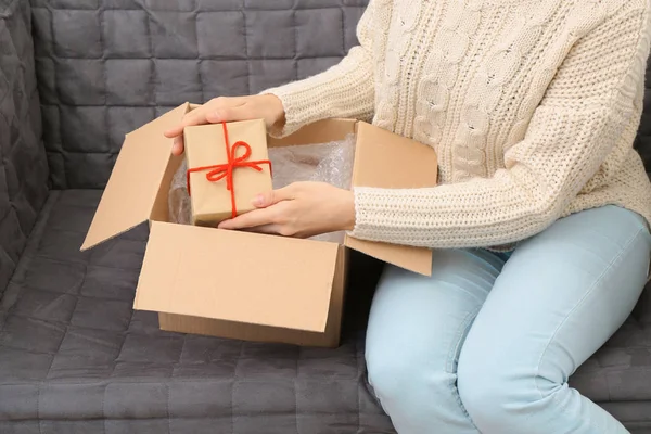 선물 상자를 복용 하는 여자 — 스톡 사진