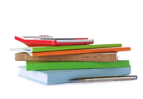Stapel notitieblokken en boeken op witte achtergrond. Huiswerk — Stockfoto
