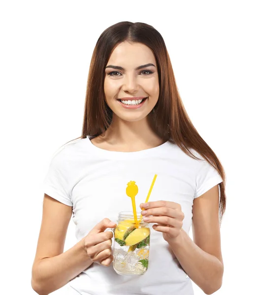 Bella giovane donna con vaso di limonata su sfondo bianco — Foto Stock