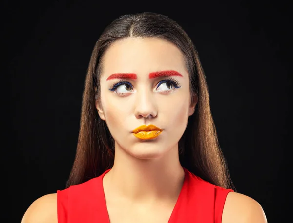 Kvinde med farvede øjenbryn og kreativ makeup - Stock-foto