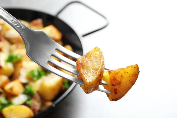 Vork met smakelijke aardappel partjes, close-up — Stockfoto