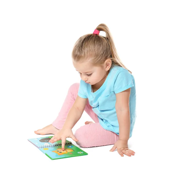 Niedliches kleines Mädchen liest Buch auf weißem Hintergrund — Stockfoto
