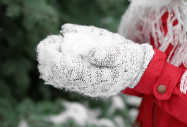 Mujer sosteniendo la nieve en las manos, primer plano — Foto de Stock