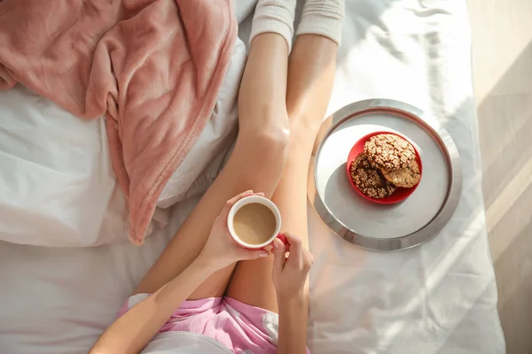 Młoda kobieta o śniadanie na łóżku — Zdjęcie stockowe