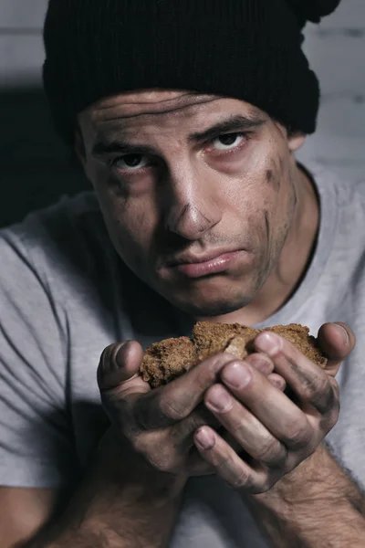 Бездомний бідний чоловік з шматком хліба — стокове фото