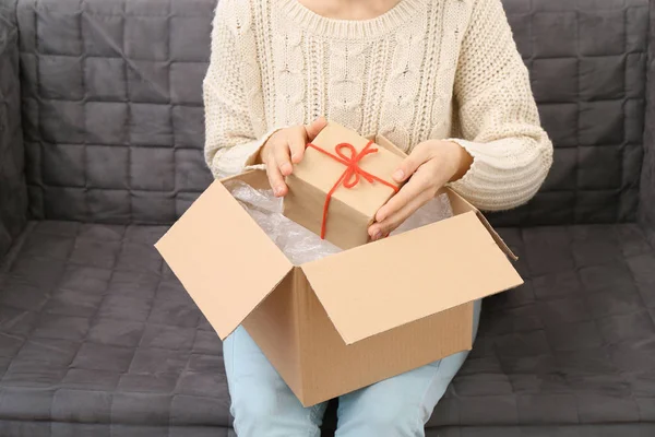 Donna che prende la scatola regalo — Foto Stock