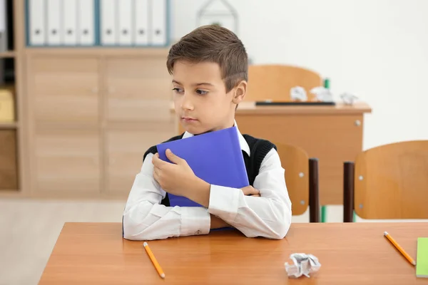 Rapaz solitário na sala de aula. Problema de bullying — Fotografia de Stock