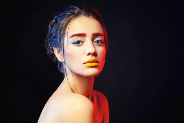 Женщина с крашеными бровями и креативным макияжем — стоковое фото