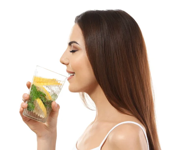 Bella giovane donna che beve limonata su sfondo bianco — Foto Stock