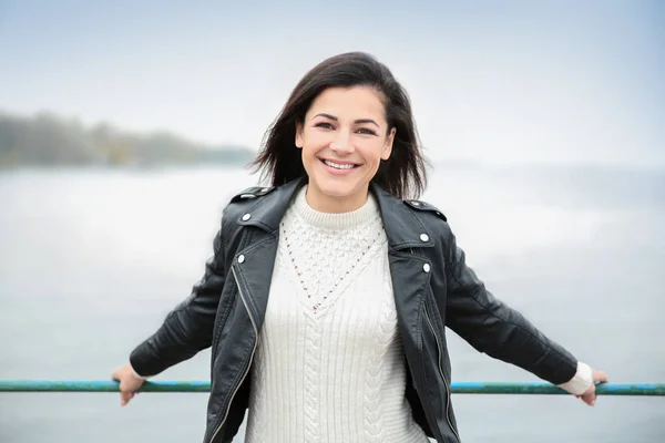 Hermosa mujer sonriente — Foto de Stock