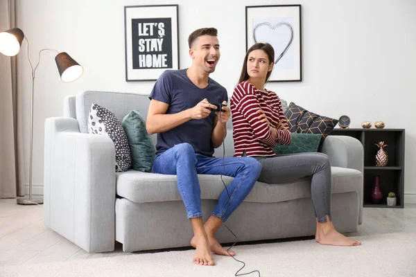 Unga par har konflikten medan du spelar videospel hemma — Stockfoto