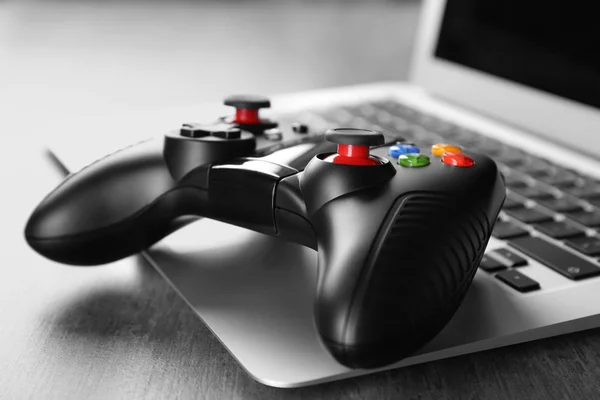 Controller per videogiochi su laptop, primo piano — Foto Stock