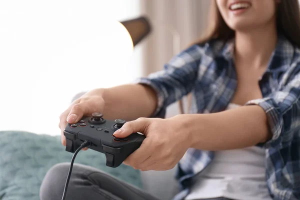 Giovane donna che gioca ai videogiochi a casa, primo piano — Foto Stock