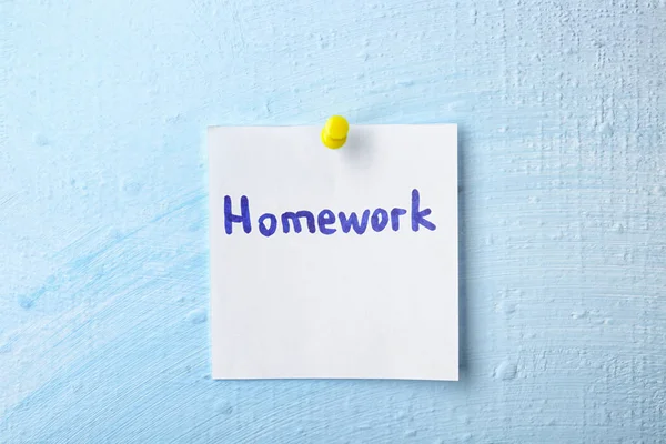 Zettel mit Wort "Hausaufgaben" an Wand geheftet — Stockfoto