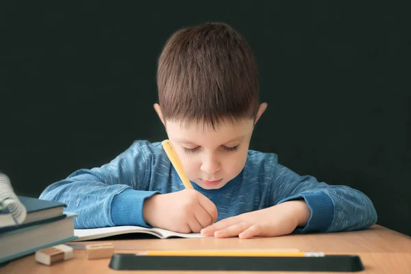 Petit garçon faisant ses devoirs — Photo