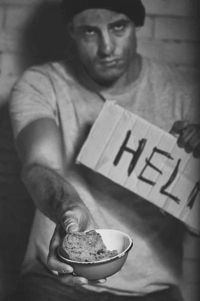 Bezdomny biedny przytrzymanie płyta karton słowo pomoc i miska dla darowizn — Zdjęcie stockowe