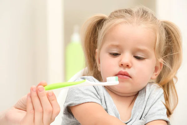 Mor undervisning dotter att borsta tänderna i badrum — Stockfoto