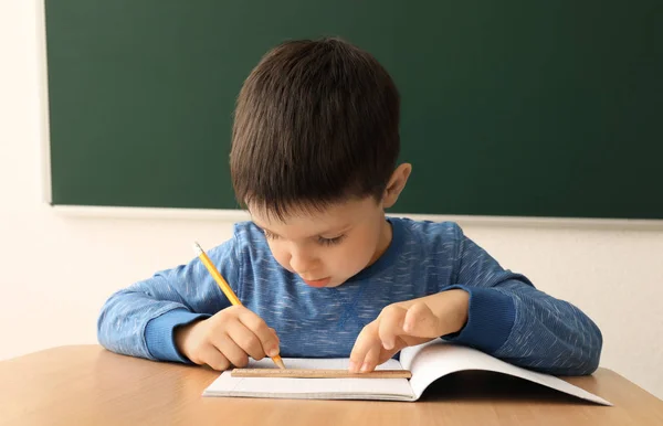 Kleiner Junge macht Hausaufgaben — Stockfoto