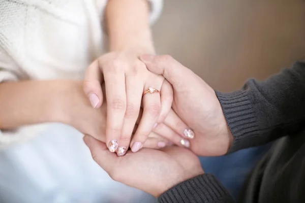 Jonge man hand in hand van zijn geliefde vrouw, close-up — Stockfoto