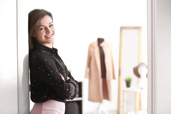 Porträt einer jungen Frau in einer Boutique. Kleinunternehmer — Stockfoto