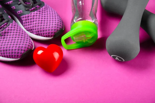 색상 배경에 체육관 물건과 레드 심장입니다. 심장 훈련 개념 — 스톡 사진