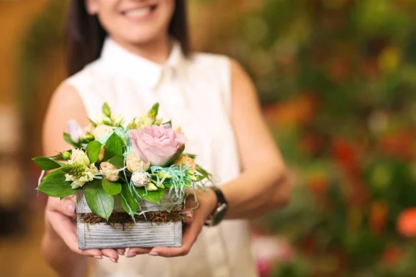 Donna con fiori in serra. Proprietario di piccole imprese — Foto Stock