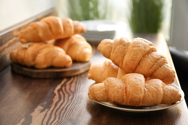 Deliciosos croissants en la mesa — Foto de Stock