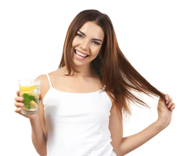 Hermosa joven con vaso de limonada sobre fondo blanco —  Fotos de Stock