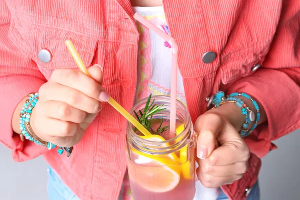 Jovem segurando frasco de pedreiro com limonada rosa, close-up — Fotografia de Stock