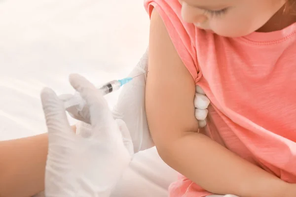 Médecin vaccinant un petit enfant en clinique — Photo