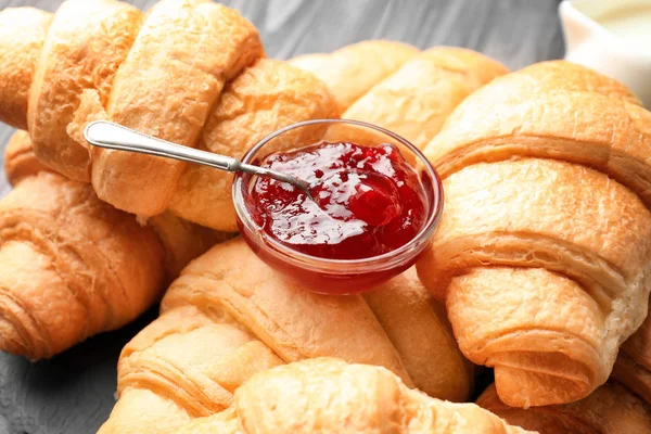 Leckere Croissants mit Marmelade — Stockfoto