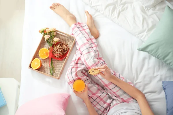 Young woman having breakfast on bed — Stock Photo, Image