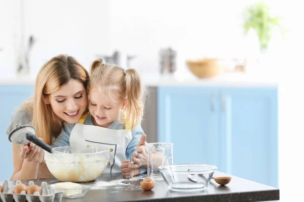 Mãe e filha preparando massa dentro de casa — Fotografia de Stock