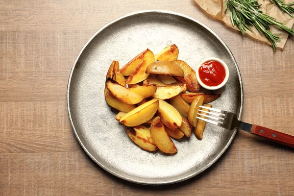 おいしい焼きポテトとテーブルの上のソース プレート — ストック写真