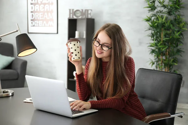 Belle femme travaillant sur ordinateur portable — Photo