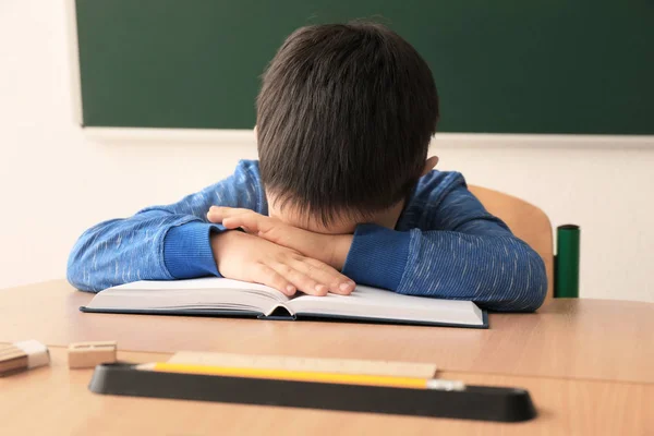 Dormire bambino stanco di fare i compiti in classe — Foto Stock